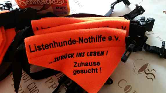 Hundehalstcher individuell bestickt fr Listenhunde-Nothilfe e.V.