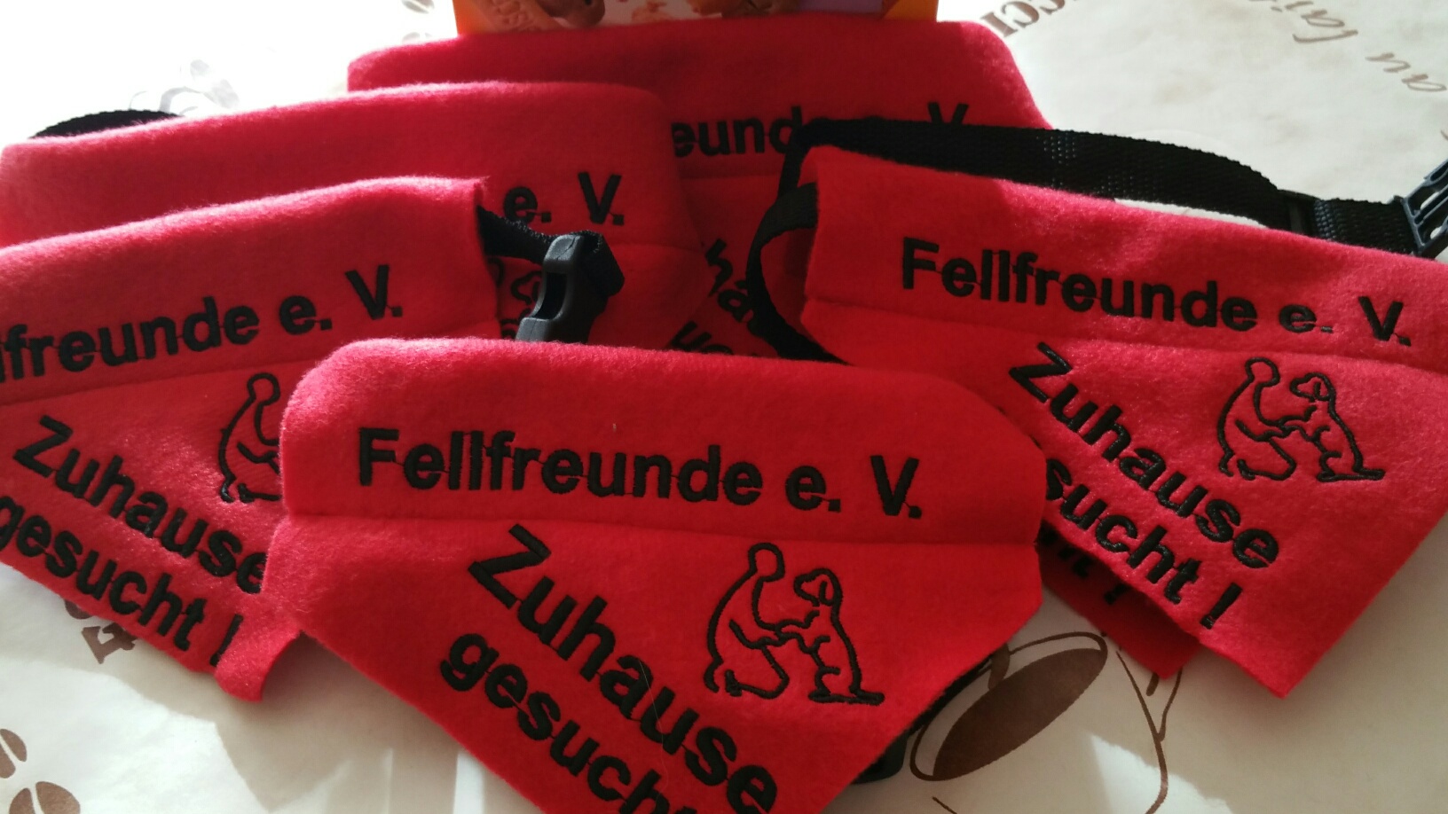 Bestickte Hundehalstcher fr Fellfreunde e.v.