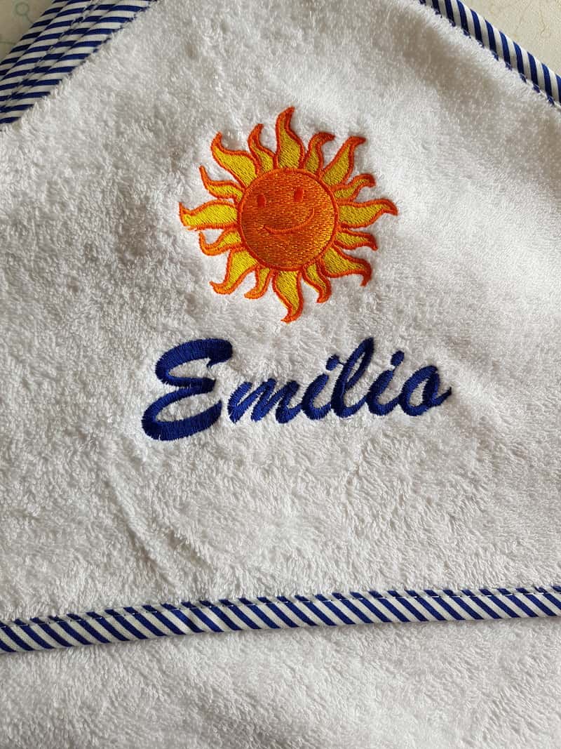 Kapuzenbadetuch__weiss_mit_sonne_und_name_bestickt.jpg