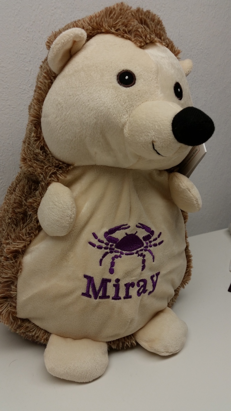 Kuscheltier_Igel_Mit_Sternzeichen_und_Name.jpg Kuscheltier_Igel_Mit_Sternzeichen_und_Name.jpg