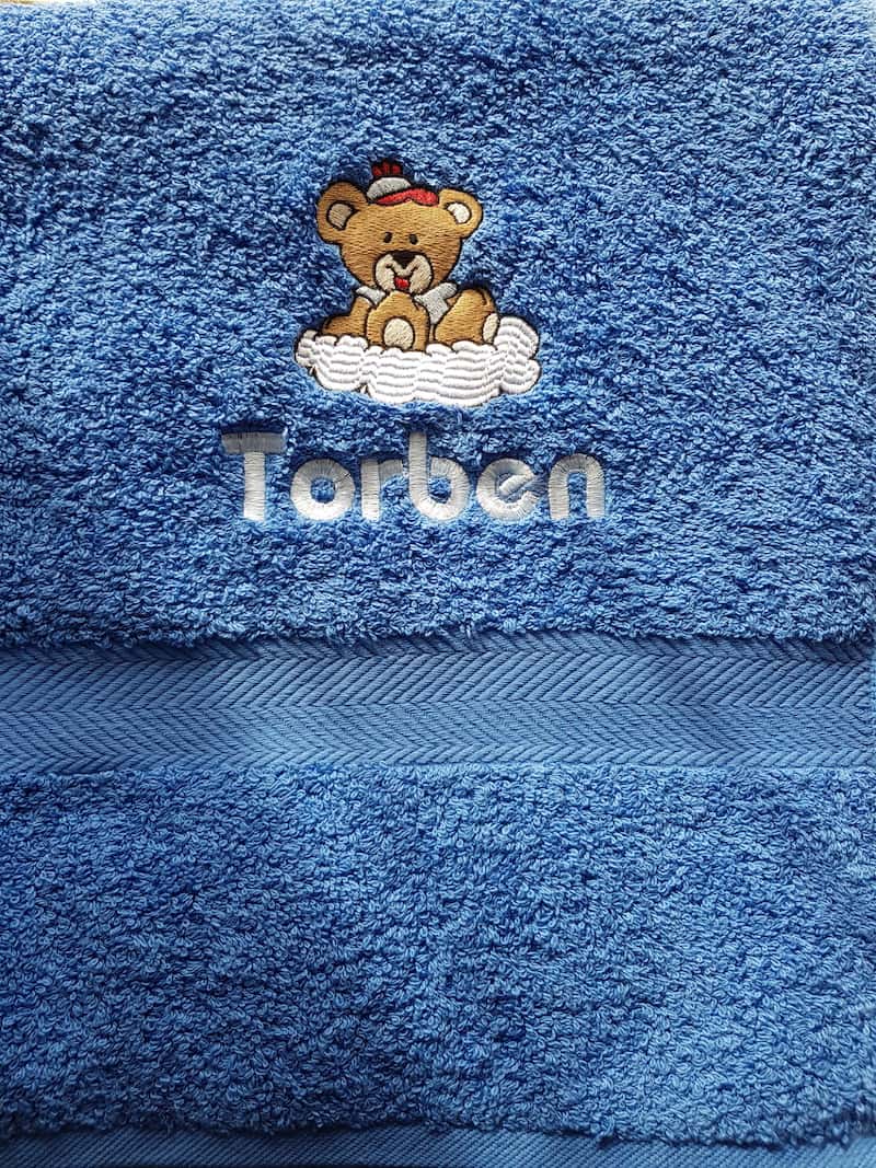 Handtuch_individuell_bestickt_baer_auf_wolke_und_name.jpg Handtuch_individuell_bestickt_baer_auf_wolke_und_name.jpg